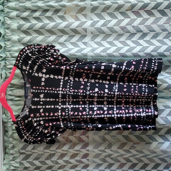 Tommy Hilfiger Tops - 5/$25 - Floral lightweight tee - sz. S